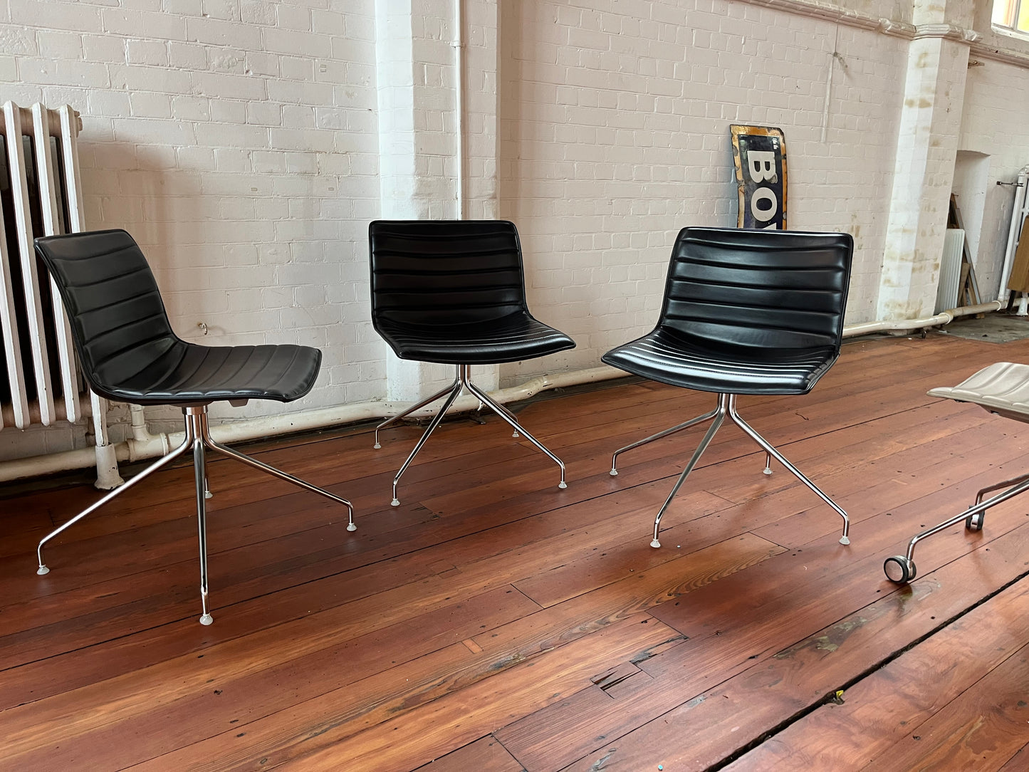 ARPER CATIFA 53 CHAIR LEATHER STUDIO : SWIVEL CHAIR - EIGHT AVAILABLE