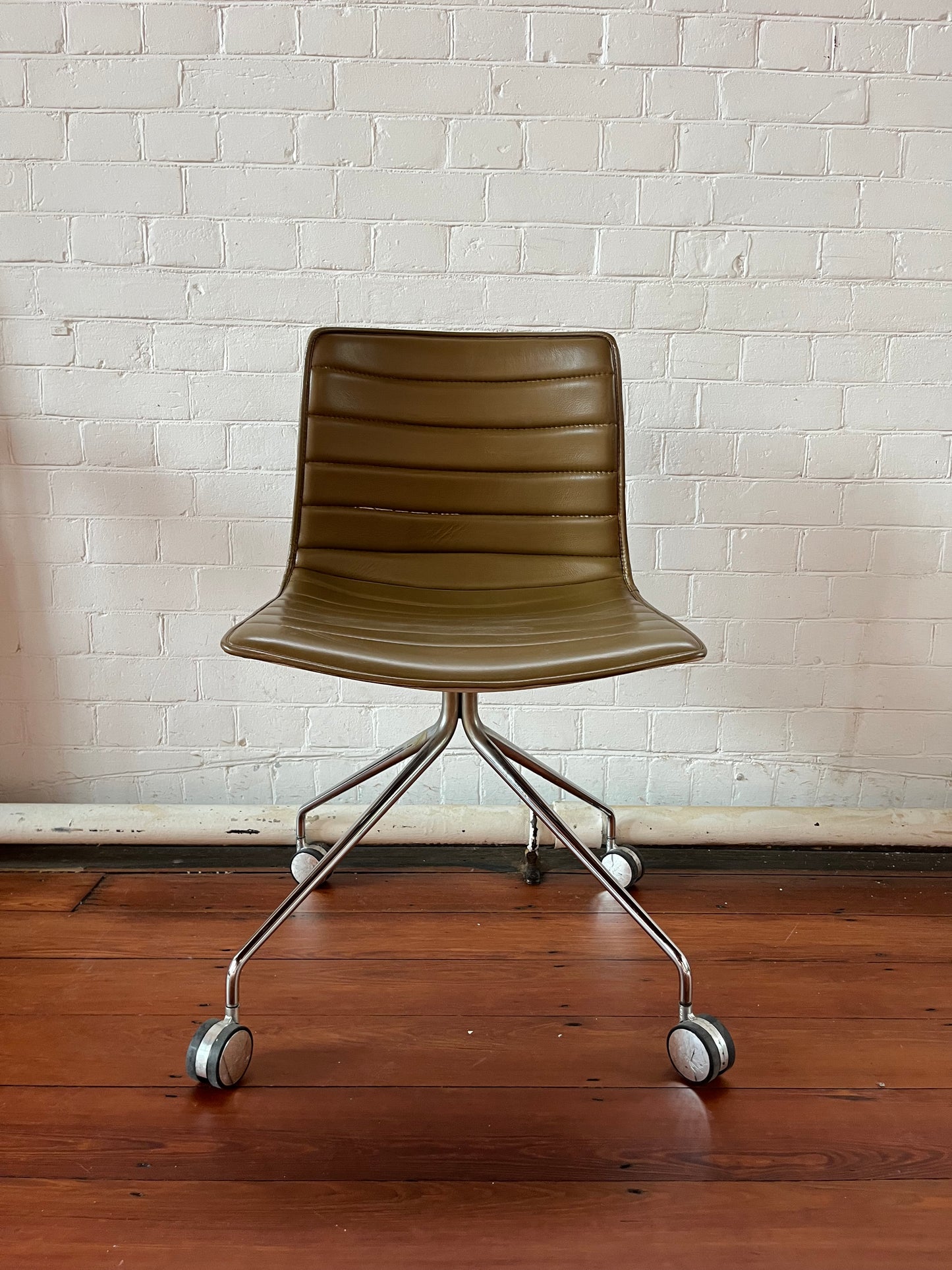 Arper Catifa 46 leather studio / office chair - Camel