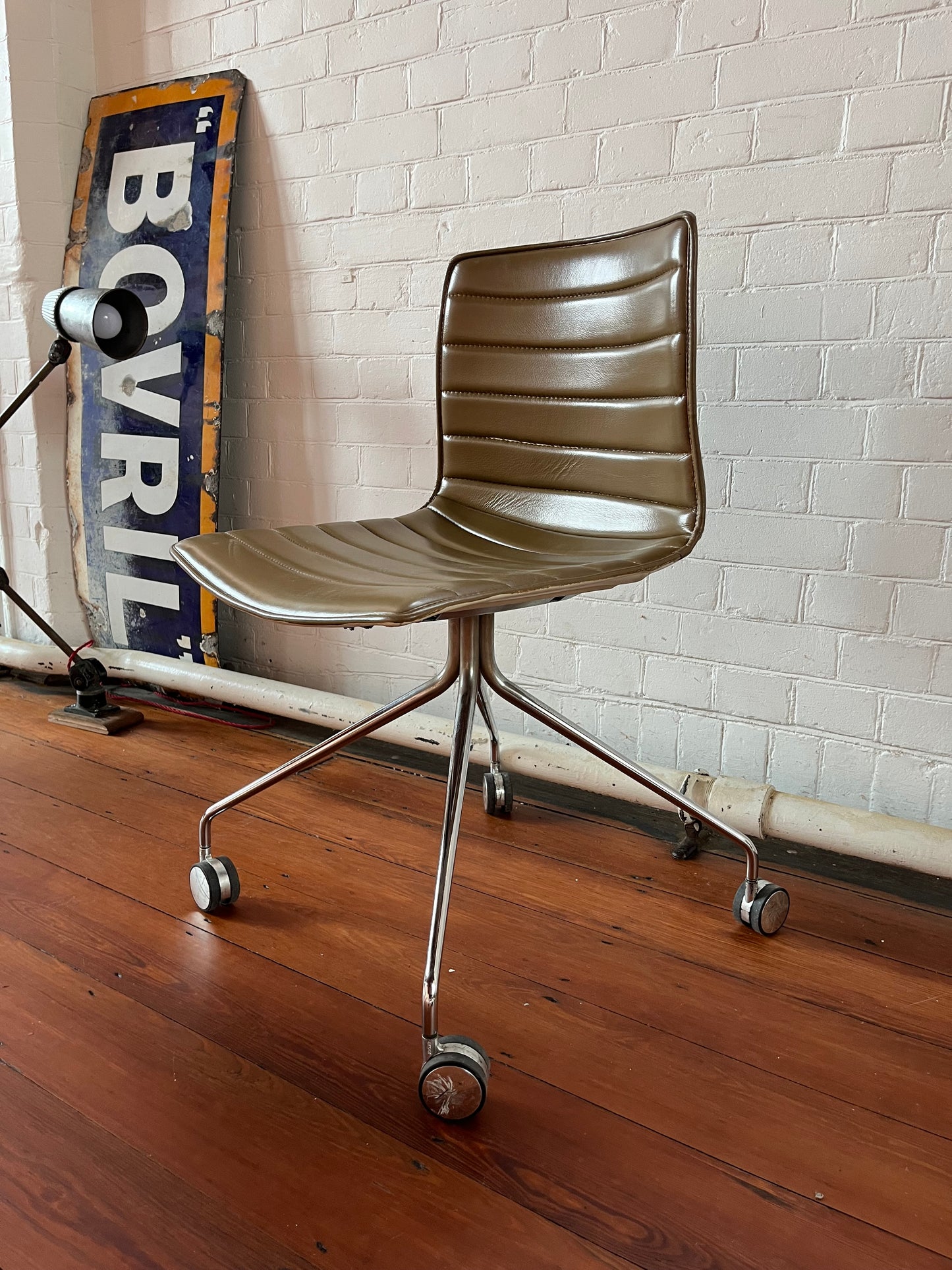 Arper Catifa 46 leather studio / office chair - Camel