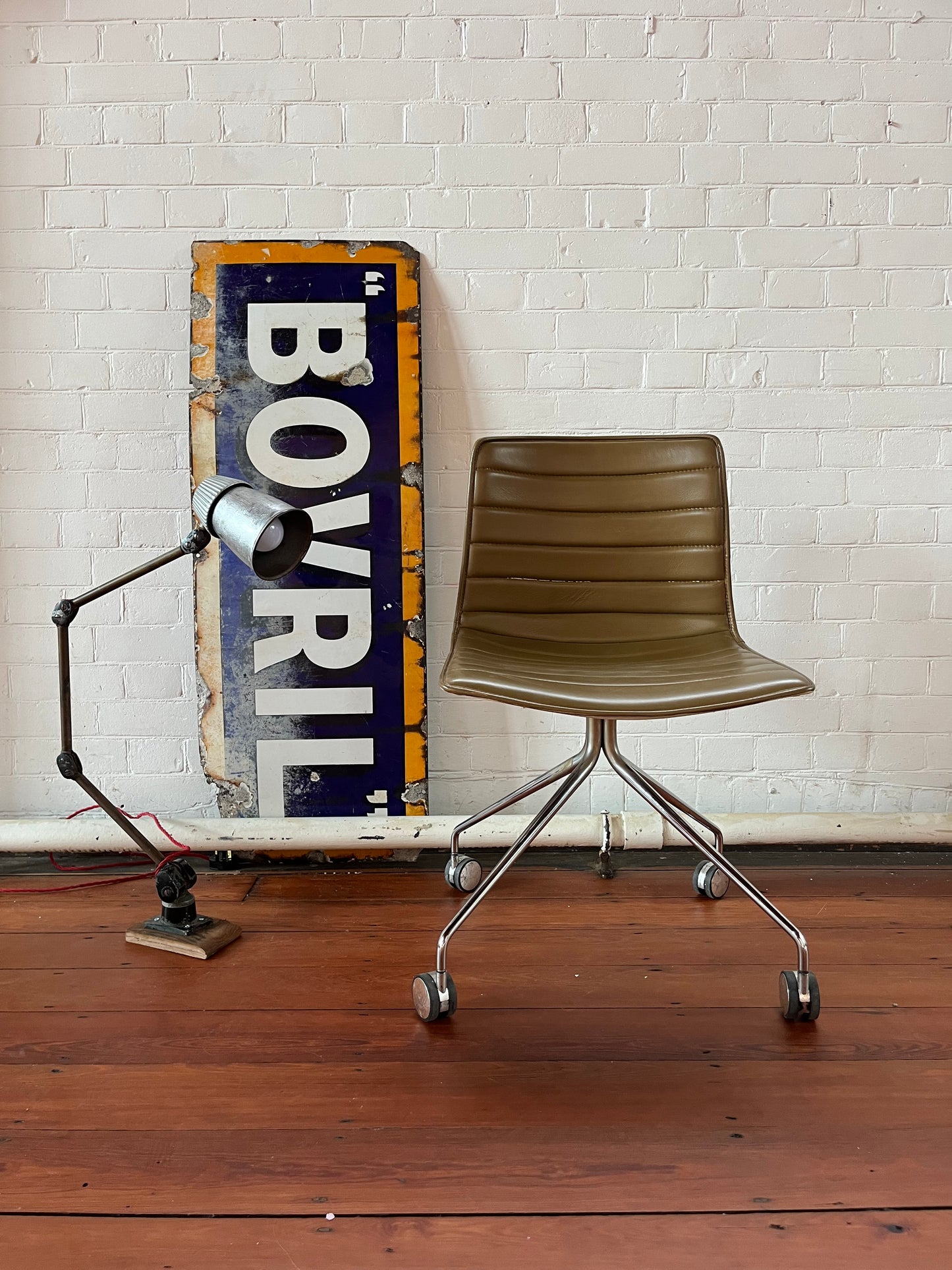 Arper Catifa 46 leather studio / office chair - Camel
