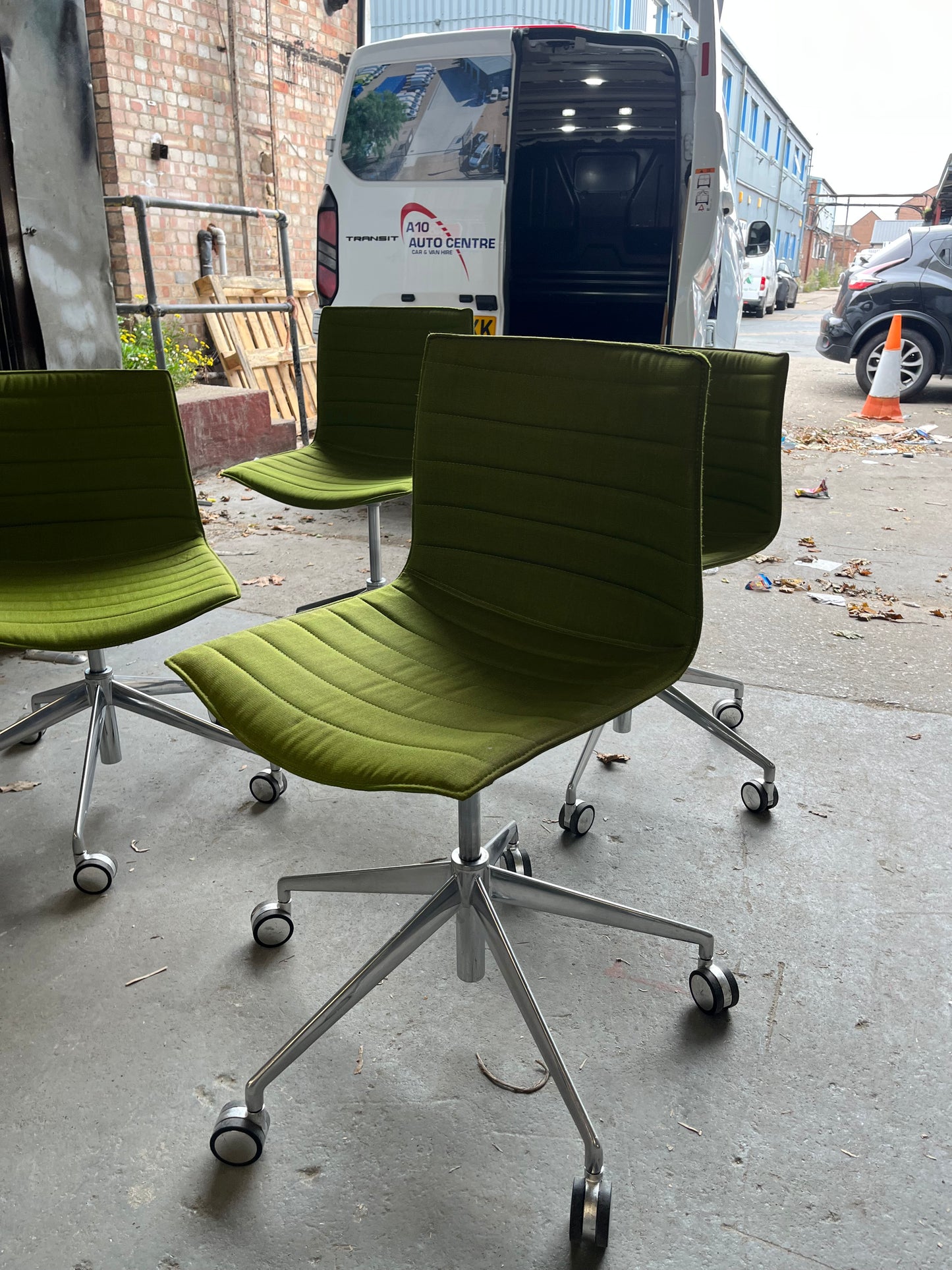 ARPER CATIFA 46 SWIVEL CHAIR STUDIO / OFFICE LIME GREEN