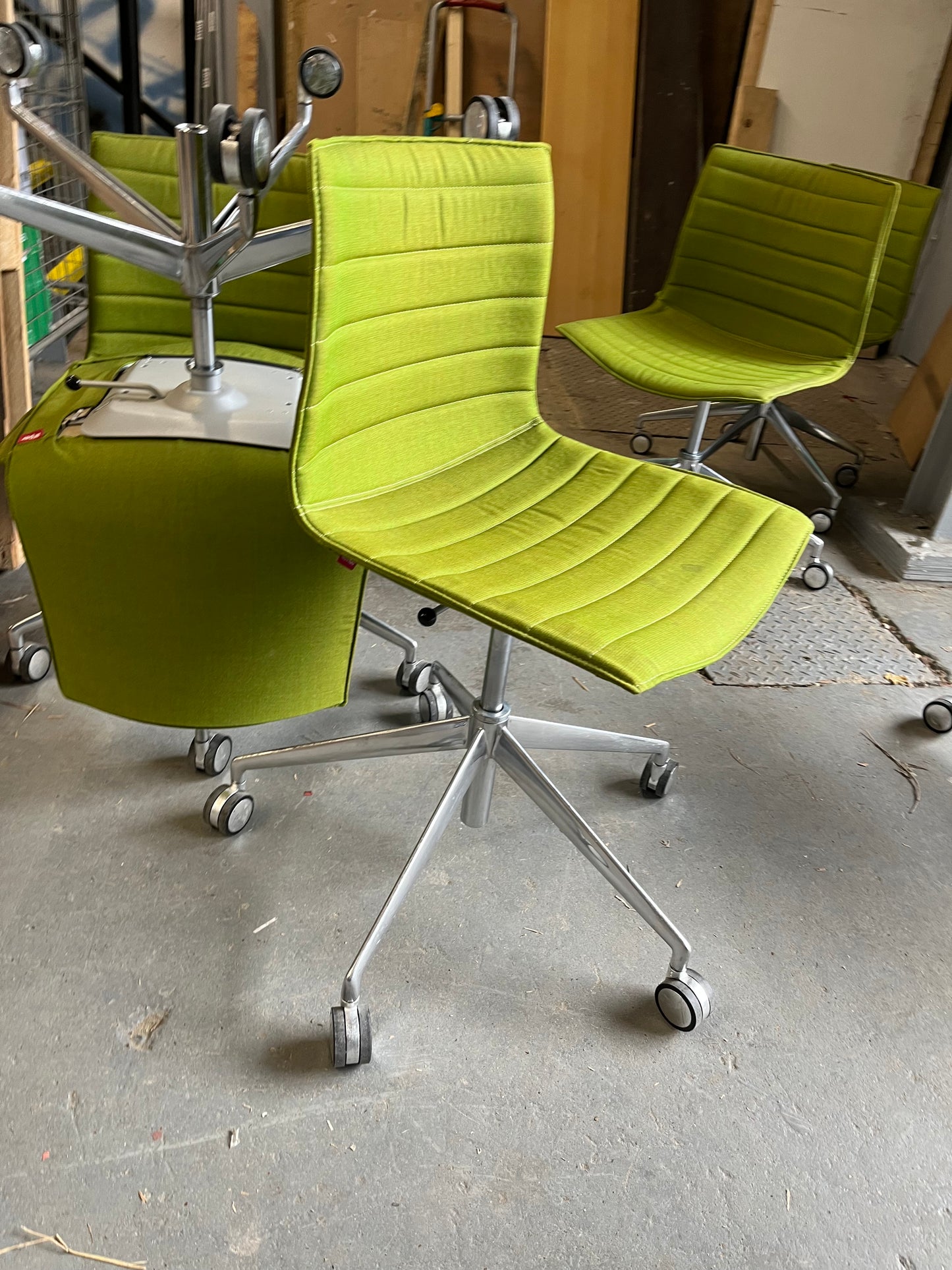 ARPER CATIFA 46 SWIVEL CHAIR STUDIO / OFFICE LIME GREEN