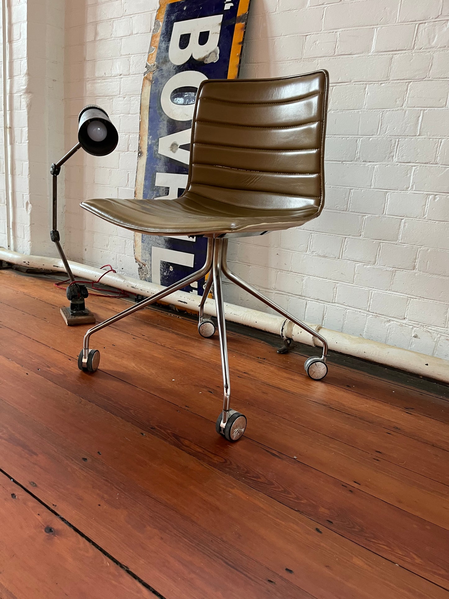 Arper Catifa 46 leather studio / office chair - Camel