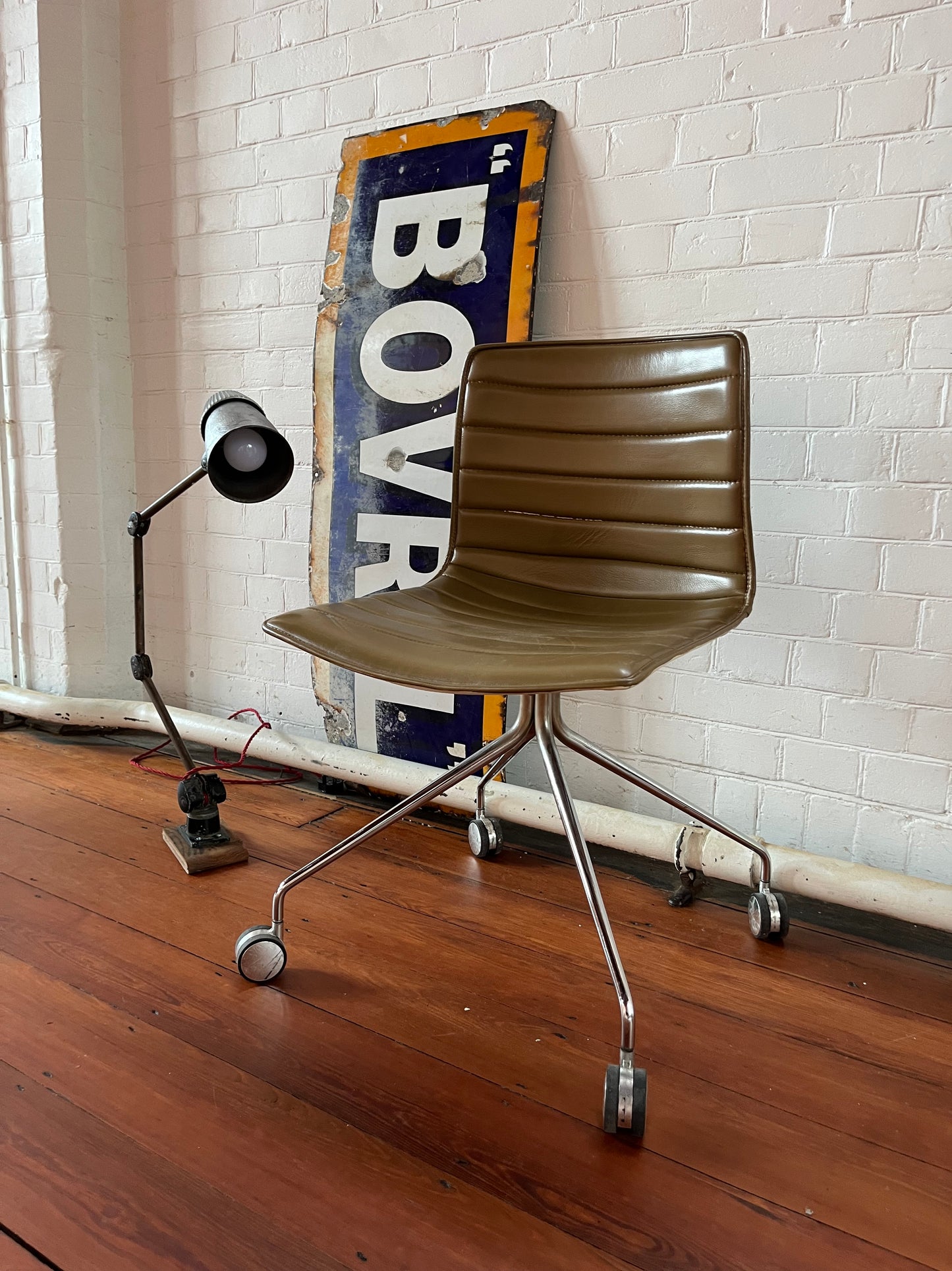 Arper Catifa 46 leather studio / office chair - Camel