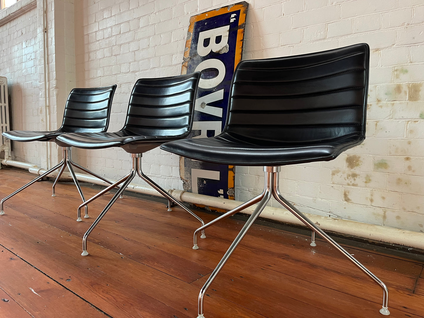 ARPER CATIFA 53 CHAIR LEATHER STUDIO : SWIVEL CHAIR - EIGHT AVAILABLE