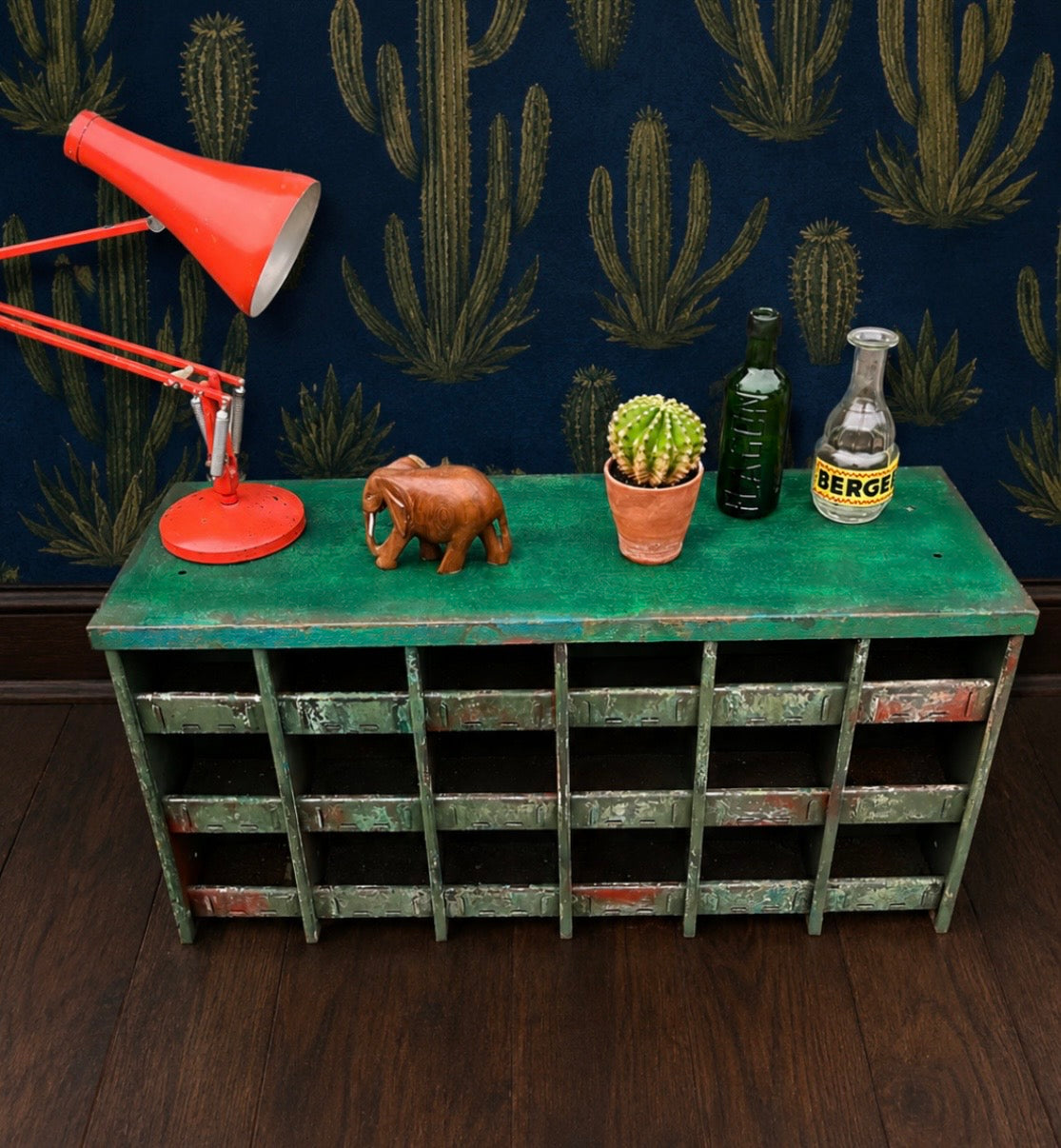 Industrial pigeon hole storage unit