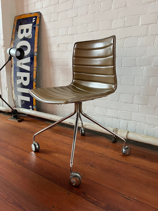 Arper Catifa 46 leather studio / office chair - Camel