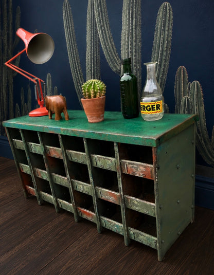Industrial pigeon hole storage unit