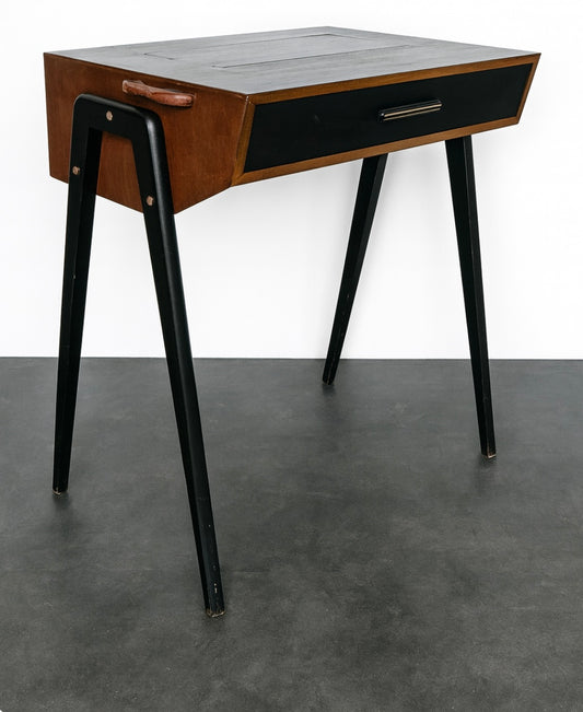 Singer sewing machine desk
Modernist c1947