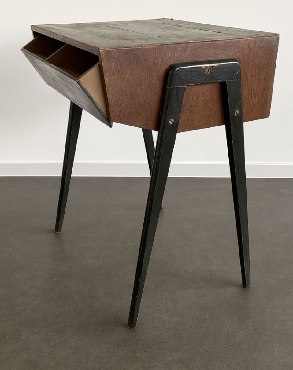 Singer sewing machine desk
Modernist c1947