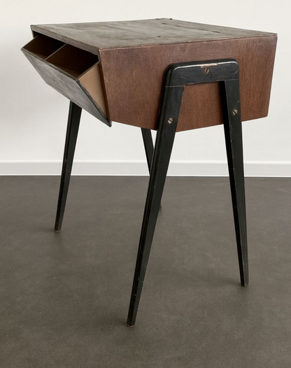 Singer sewing machine desk
Modernist c1947